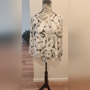 Vince Camuto Size small v-neck top